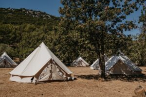 Mariage bohème à la maison dans le Sud