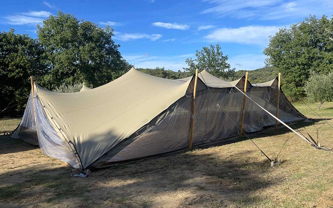 Installer des rideaux cristal sur sa tente nomade, bonne ou mauvaise idée ?