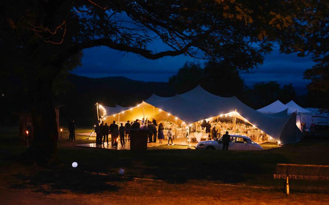 Comment bien éclairer une tente nomade pour un mariage ?