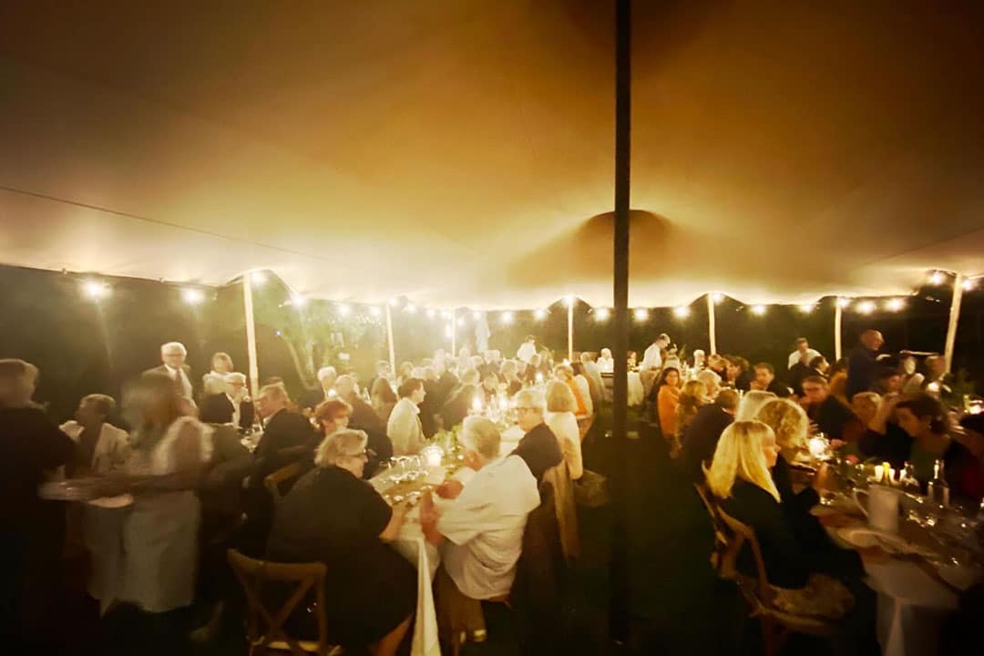 diner de mariage sous une tente nomade au chateau d'uzer